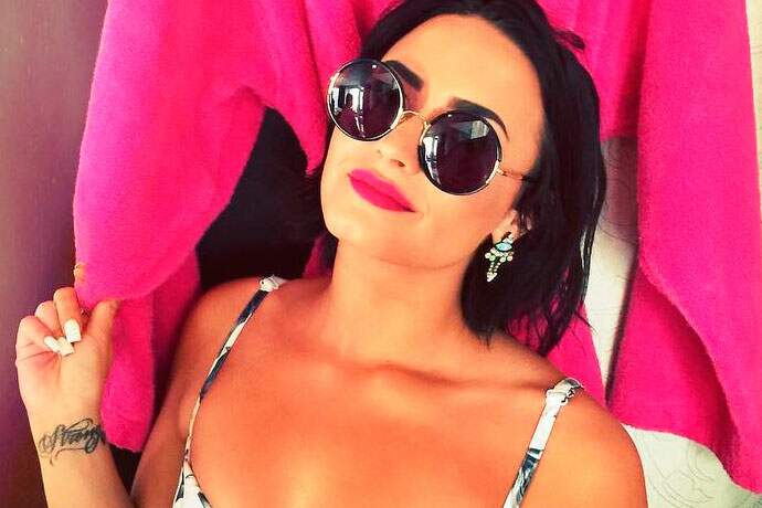 Demi Lovato cai durante show de divulgação de “Cool For The Summer”